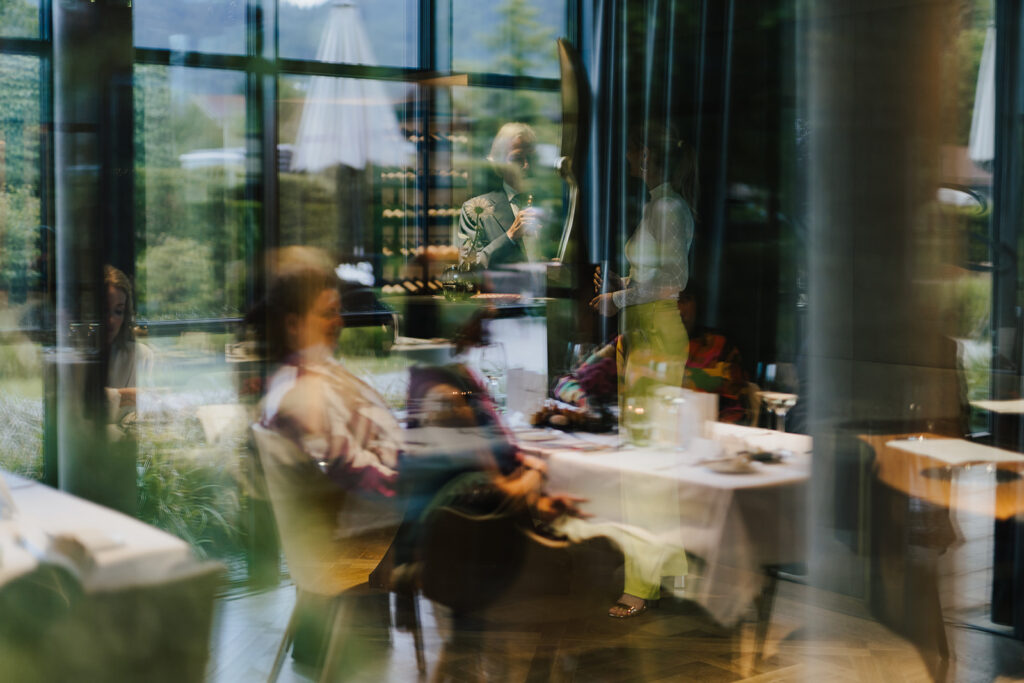 Farbfotografie duch Glas. Charitiy Dinner im Sternerestaurant Dichter.