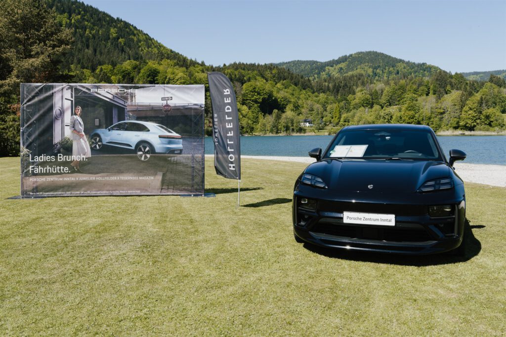 Eventfotografie Porsche Ladies Brunch am Tegernsee in der Fährhütte 14. Farbfotografie. Zu sehen See, Werbefläche und eine Porsche.